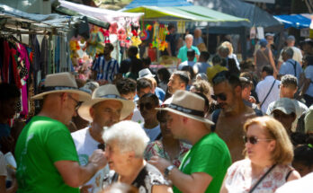 Personas disfrutando de planes de verano en Galicia.