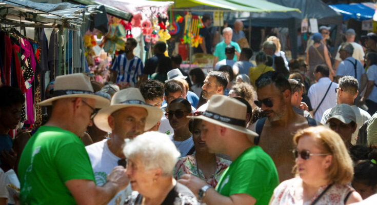 Personas disfrutando de planes de verano en Galicia.
