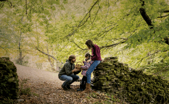 Familia disfrutando das experiencias do Outono Gastronómico de Galicia