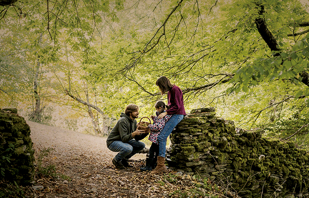 Familia disfrutando das experiencias do Outono Gastronómico de Galicia